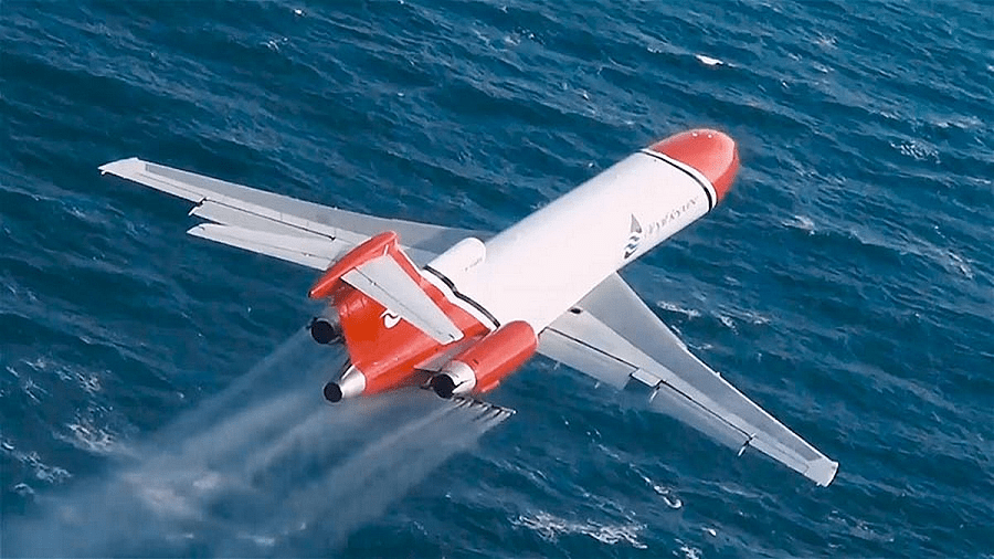 Boeing 727 Oil Slick Sprayer Flies Low and Slow over the SEA